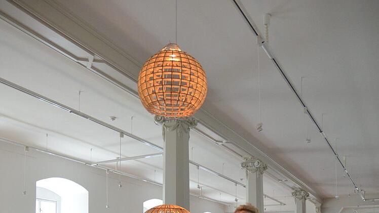 Die Idee, aus kühlen Strahlern warme Lampen zu machen, hat Vanessa Sternitzke vom Design-Forum Coburg.
