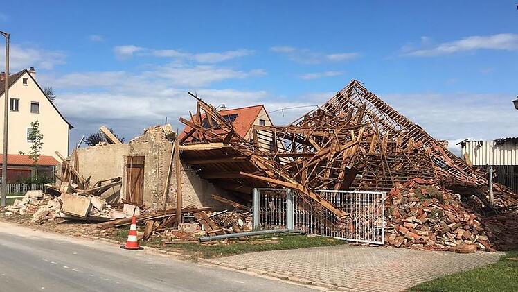 In Stinzendorf (Landkreis Fürth) wurden mehrere Scheunen dem Erdboden gleichgemacht. Foto: NEWS5 / Schmelzer