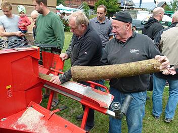 Holzbearbeitung, ein weiteres wirtschaftliches Standbein der Landwirte. Besucher konnten sich ein Bild davon machen, wie es funktioniert.Lothar Weidner