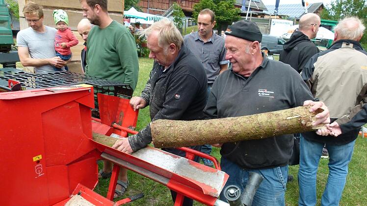 Holzbearbeitung, ein weiteres wirtschaftliches Standbein der Landwirte. Besucher konnten sich ein Bild davon machen, wie es funktioniert.Lothar Weidner