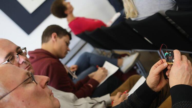 Vom Bildschirm in die echte Welt: Beim Lehrermedientag des Schulprojektes KLARTEXT! lernten die Lehrerinnen und Lehrer, wie sie dem digitalen Wandel im Klassenzimmer begegnen können. Spannend waren vor allem die praktischen Einblicke - hier am Calliope-Stern. Foto: Barbara Herbst
