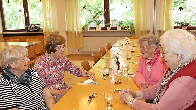 Im Bürgerzentrum-Mehrgenerationenhaus in Forchheim treffen sich Senioren zum Mittagstisch und Plaudern. Foto: Carmen Schwind