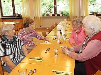 Im Bürgerzentrum-Mehrgenerationenhaus in Forchheim treffen sich Senioren zum Mittagstisch und Plaudern. Foto: Carmen Schwind