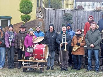 Die Musikanten der Musikvereinigung Machtilshausen beim Silvesterblasen.