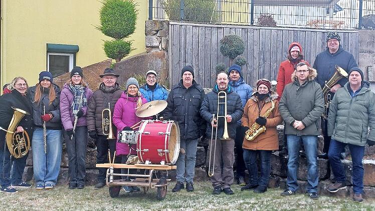 Die Musikanten der Musikvereinigung Machtilshausen beim Silvesterblasen.