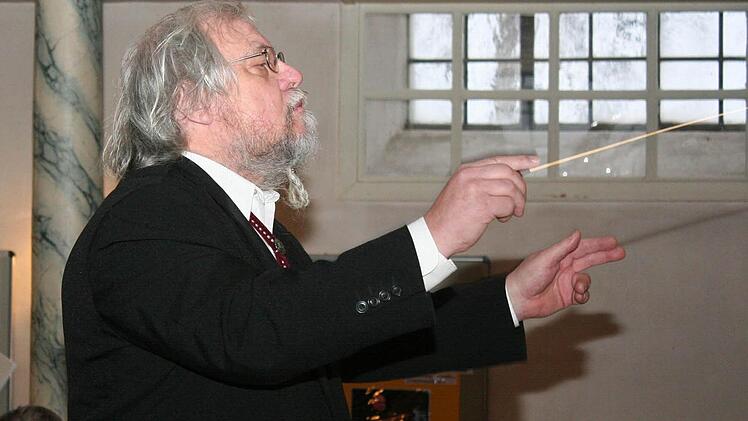 Dirigent und Chorleiter Günter M. Weinkauf hat etwa ein Jahr lang mit dem Chor die Hirtenmesse einstudiert.  Fotos: Evi Seeger