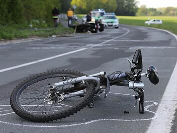 Beim Zusammenstoß eines Radfahrers mit einem Motorradfahrer zwischen Bug und Pettstadt sind am Donnerstagnachmittag beide Verkehrsteilnehmer schwer verletzt ins Krankenhaus gekommen. Foto: Matthias Hoch