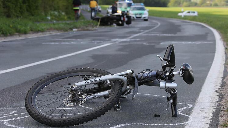 Beim Zusammenstoß eines Radfahrers mit einem Motorradfahrer zwischen Bug und Pettstadt sind am Donnerstagnachmittag beide Verkehrsteilnehmer schwer verletzt ins Krankenhaus gekommen. Foto: Matthias Hoch