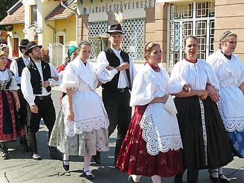 Prächtige Trachten gab es beim Umzug zum Sankt-Ivaner-Tag zu sehen. Gemeinsam marschierten auch die Pilisszentivaner und Marktleugaster Feuerwehr im Umzug mit. Foto: Klaus-Peter Wulf