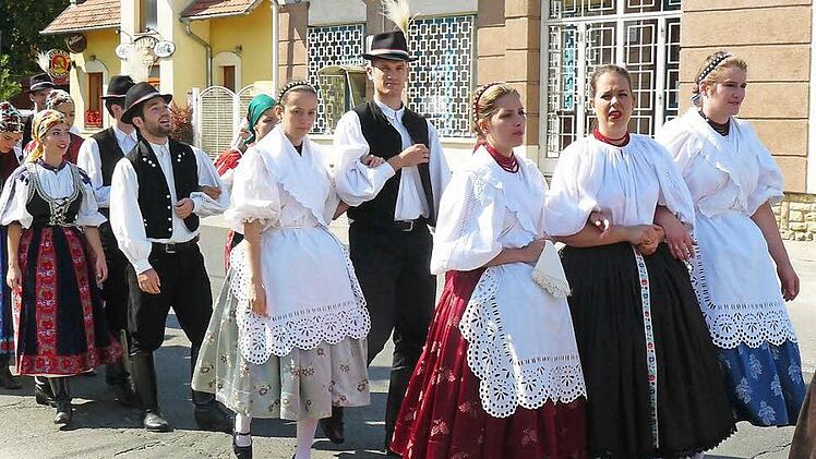 Prächtige Trachten gab es beim Umzug zum Sankt-Ivaner-Tag zu sehen. Gemeinsam marschierten auch die Pilisszentivaner und Marktleugaster Feuerwehr im Umzug mit. Foto: Klaus-Peter Wulf