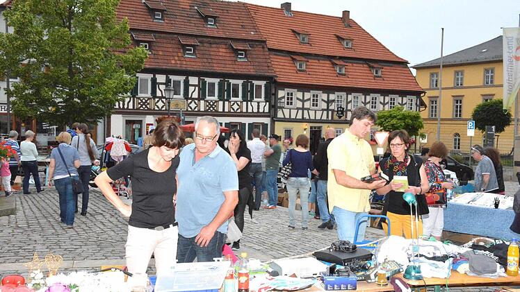 Auf dem Marktplatz fand der Nachtflohmarkt statt.