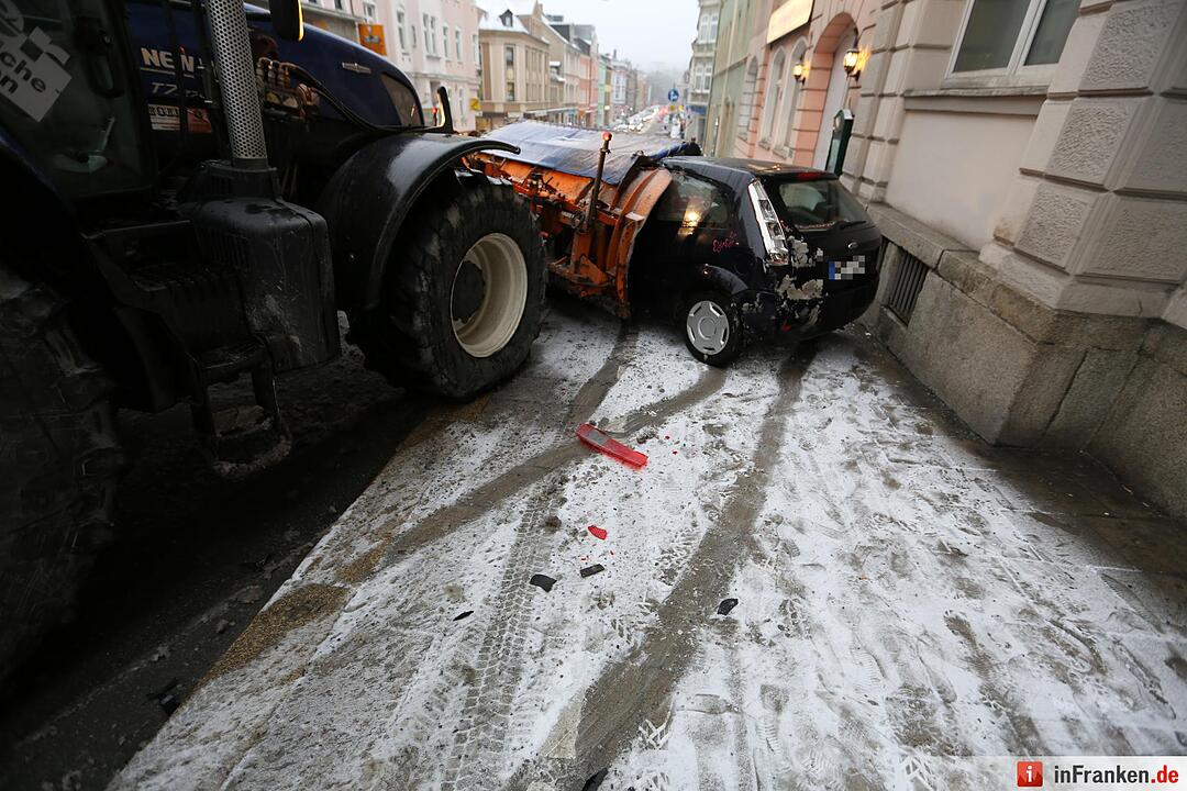 Hof: Schneepflug rammt geparkte Autos