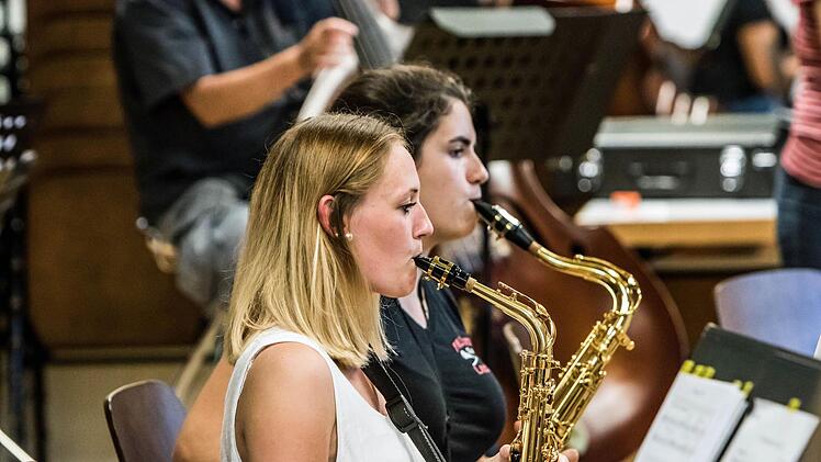 Intensiv bereitet sich das Orchester der "Musikfreunde Neustadt" auf sein Open-Air-Konzert am Sonntag (3. Juli) im Freibad vor.Foto: Jochen Berger
