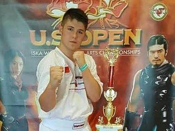 Der größte Pokal seiner Karriere: Eine stattliche Trophäe war die Belohnung für Nils Volz nach seinem Sieg in Orlando. Foto: privat