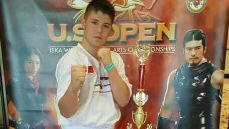 Der größte Pokal seiner Karriere: Eine stattliche Trophäe war die Belohnung für Nils Volz nach seinem Sieg in Orlando. Foto: privat