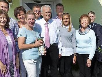 Jubilar Konrad Trier (vorn Mitte) mit Bürgermeisterin Doris Leithner-Bisani (links daneben) im Kreis der Gratulanten. Foto: Wulf