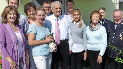 Jubilar Konrad Trier (vorn Mitte) mit Bürgermeisterin Doris Leithner-Bisani (links daneben) im Kreis der Gratulanten. Foto: Wulf