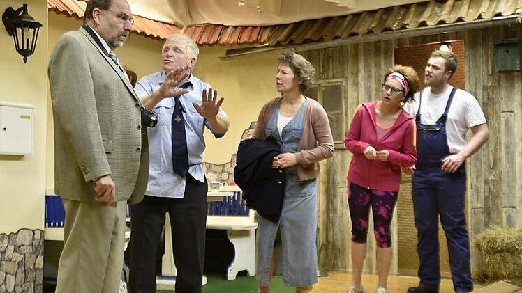 Voll dabei und in Gestik und Mimik überzeugend (von links): Norbert Weiglein als Bürgermeister Karl Weppen, Berthold Wolfschmidt als Bauer Sepp Speckmann, Brigitte Lutz als seine Frau Gerda, Andrea Henz als Dorftratschn Lisa Poppe und Manuel Gräf als Knecht Hannes Foto: G. Snater