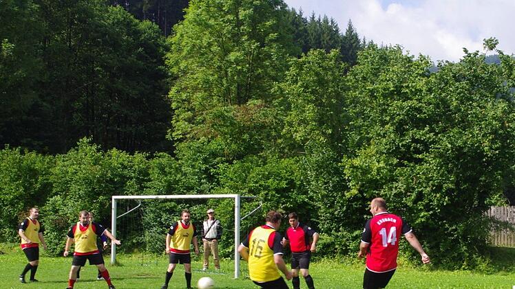 Das Fu&szlig;ballspiel war ein Highlight des gemeinsamen Sport- und Spa&szlig;tags.  Foto: Heike Sch&uuml;lein