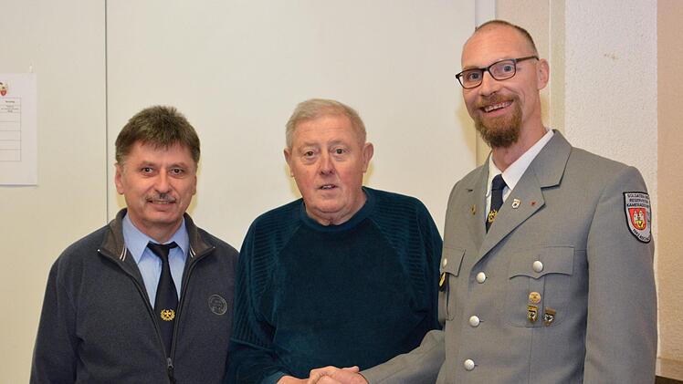 Manfred Rinker (Mitte) wurde für die 50-jährige Zugehörigkeit zum Bayerischen Soldatenbund (BSB) geehrt. Ihm gratulierte der Vorsitzende der Soldaten- und Reservistenkameradschaft Aschach Holger Heilmann (rechts) und der BSB-Kreisvorsitzende Klaus Lutz (links).  Foto: Björn Hein