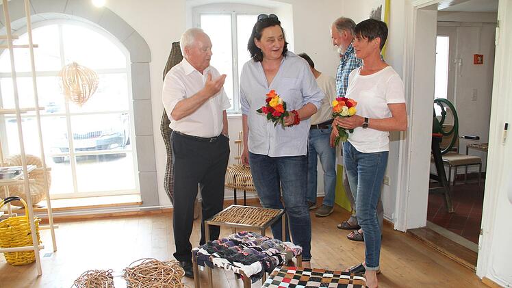 Bürgermeister Helmut Fischer im Gespräch mit den beiden Fachlehrerinnen der Berufsfachschule und Organisatorinnen der Sonderausstellung Elisabeth Dicker und Gitti Klitzner (v. li.)