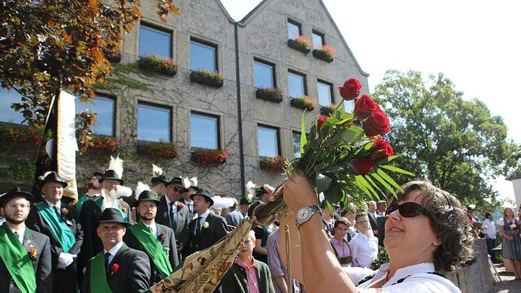 Vom Marktplatz aus machten sich die Kronacher Schützen und ihre Gäste auf den Weg zur Hofwiese. Foto: Barbara Herbst