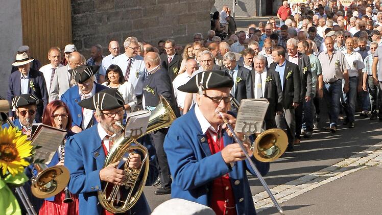 Die Kirchenparade zum Auftakt des Kreissiebenertages in Breitbrunn wurde zu einem stattlichen Festzug durch das Dorf.  Fotoos: Günther Geiling