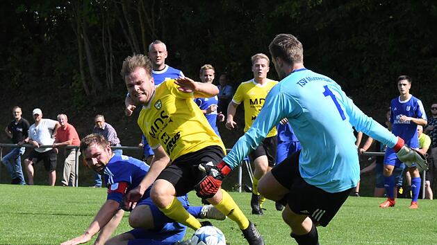 Brenzlich wurde es des&ouml;fteren vor dem Tor von Lorenz B&uuml;ttner, der mit dem TSV M&uuml;nnerstadt im Derby eine 1:4-Niederlage gegen den FC Thulba hinnehmen musste. Auf unserem Bild gelingt dem Frankonen Tobias Huppmann (gelbes Trikot) allerdings kein Treffer. Foto: Hopf