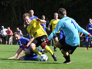 Brenzlich wurde es desöfteren vor dem Tor von Lorenz Büttner, der mit dem TSV Münnerstadt im Derby eine 1:4-Niederlage gegen den FC Thulba hinnehmen musste. Auf unserem Bild gelingt dem Frankonen Tobias Huppmann (gelbes Trikot) allerdings kein Treffer. Foto: Hopf
