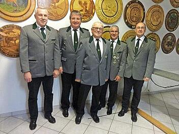Bei der Siegerehrung (von links) : Holger Beetz, Erster Sch&uuml;tzenmeister G&uuml;nther Lieb, Sauk&ouml;nig Gerhard Fischer, Eduardo Iuliano (beste Serie) und Vorsitzender Michael Reuth Foto: privat