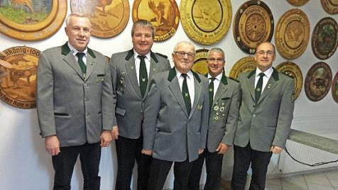 Bei der Siegerehrung (von links) : Holger Beetz, Erster Sch&uuml;tzenmeister G&uuml;nther Lieb, Sauk&ouml;nig Gerhard Fischer, Eduardo Iuliano (beste Serie) und Vorsitzender Michael Reuth Foto: privat