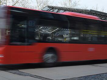 Dettelbach: Fahrerflucht nach Schulbus-Unfall - fünf Kinder verletzt
