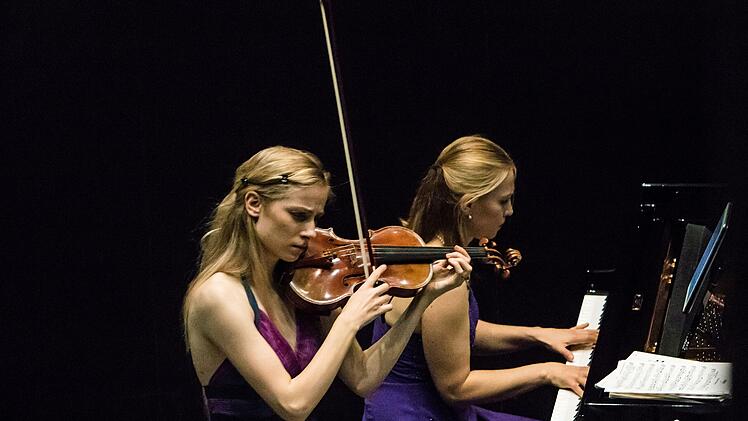 Die Schwestern Mariella und Magdalena Haubs (von links) beeindruckten das Publikum bei ihrem Coburg-Gastspiel.Foto: Jochen Berger
