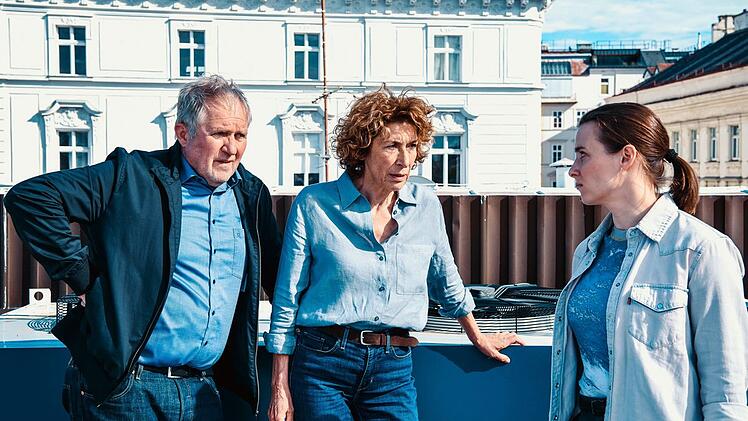 Auf dem Dach, da entstehen in Wien freie Gedanken: Moritz Eisner (Harald Krassnitzer), Bibi Fellner (Adele Neuhauser) und ihre Assistentin Meret Schande (Christina Scherrer) tauschen sich auf der "Terrasse" ihrer Dienststelle aus.