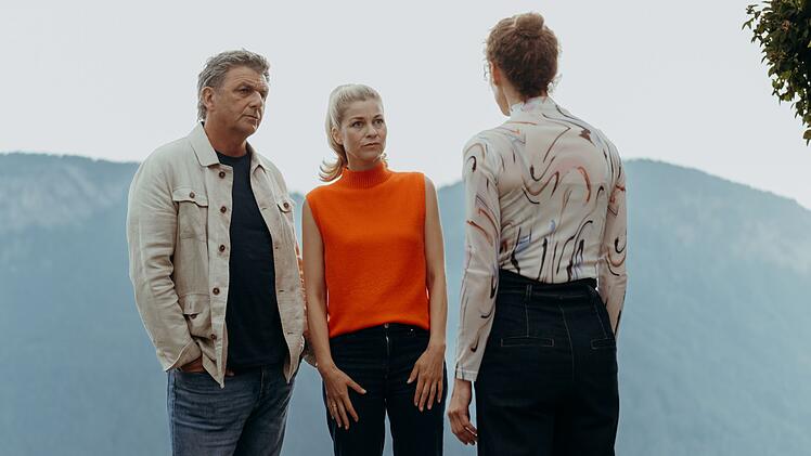 Caro Pfl&uuml;ger macht gegen&uuml;ber Martin Gruber und seiner Frau Karin (Hilde Dalik, Mitte) ein unerwartetes Gest&auml;ndnis.