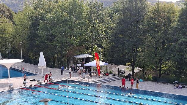 45 Schwimmabzeichen wurden beim Abzeichentag im Terrassenschwimmbad abgenommen.