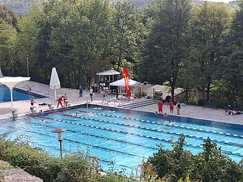 45 Schwimmabzeichen wurden beim Abzeichentag im Terrassenschwimmbad abgenommen.