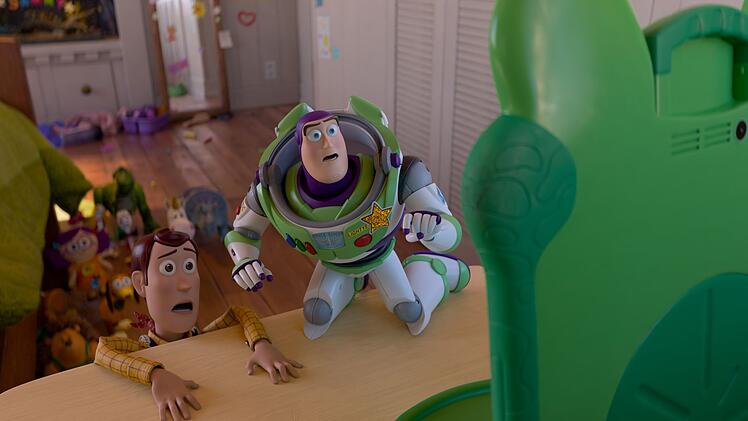 Cowboy Woody (links) und Buzz Lightyear sehen sich in "Toy Story 5" einer furchteinfl&ouml;&szlig;enden Bedrohung ausgesetzt: moderne Technik im Kinderzimmer.