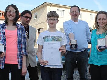Den strahlenden Bundespreisträgern des Fotowettbewerbs Blende 2012 überreichte Rundschau-Redaktionsleiter Alexander Müller (Zweiter von links) ihre Medaillen: Erfolg auf Bundesebene hatten (von links) Luisa Erhardt, Klaus Unger, Martin Koslowsky und Claudia Meisel. Foto: Dagmar Besand
