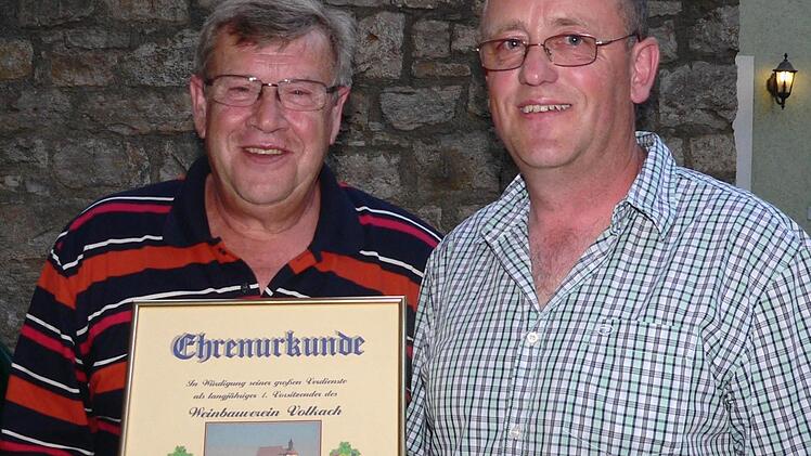 Große Auszeichnung Karl Müller: Winfried Schäfer überreichte dem scheidenden Vorsitzenden ihm in der Hauptversammlung die Urkunde des Ehrenvorsitzenden. Foto: Molitor