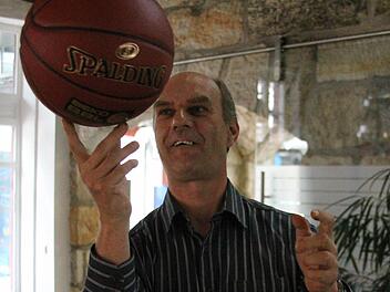 Mitte der 70er Jahre hat Josef Heilmann in Forchheim noch aktiv Basketball gespielt - jetzt hat er beim VfB die Leitung der neuen Basketball-Abteilung übernommen.  Fotos: Martin Kreklau