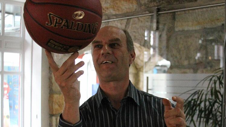 Mitte der 70er Jahre hat Josef Heilmann in Forchheim noch aktiv Basketball gespielt - jetzt hat er beim VfB die Leitung der neuen Basketball-Abteilung übernommen.  Fotos: Martin Kreklau