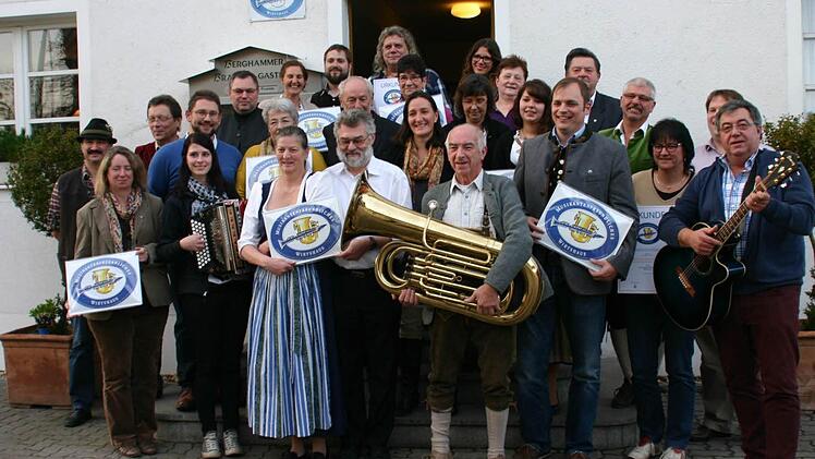 Die Delegation aus Ibind in Bad Abbach zusammen mit den anderen Teilnehmern. Vorne, links Uwe Rädlein, in der Reihe daneben Tochter Verena (mit der Steirischen Harmonika), Dieter Meisch (Tuba), 2. von rechts Andrea Rädlein, rechts Gitarrist Bernhard Valtenmeier.