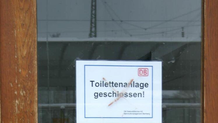 Geschlossene Bahnhofstoilette in Lichtenfels: Dieser Zustand soll bald der Vergangenheit angehören. Archivbild: Bernhard Brandl