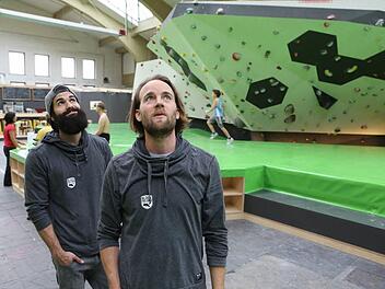 "Blockhelden"-Gründer Simon Brünner (rechts) blickt zufrieden auf die Kunstfelsen. Der 33-Jährige hat sich auf die Gestaltung von Boulderhallen spezialisiert. Betriebsleiter Jan Storath kümmert sich um die Kunden in Bamberg. Foto: Barbara Herbst