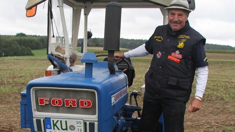"Eigentlich fahre ich Porsche", lacht Alfons Hahn aus Schwand. Zum ersten Young- und Oldtimertreffen nach Feldbuch kam er mit seinem 3000er Ford, Baujahr 1975. Foto: Sonja Adam