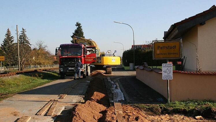 Bagger und Lkw bestimmen das Bild derzeit am südwestlichen Ortsrand von Pettstadt. Foto: Werner Baier