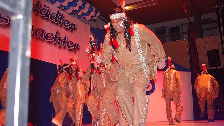 Die Fire-Dancers der FFW Küps entführten in das Reich der Apachen.  Foto: Heike Schülein