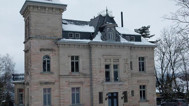 Das schlossartige Haus in der Hohen Straße 30 erstrahlt in vollem Glanz. Foto: Lothar Weidner