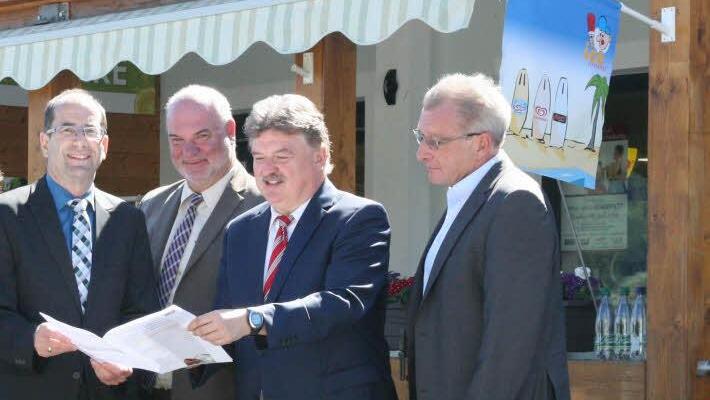 Landrat Klaus Peter Söllner (Zweiter von rechts) nahm den Tätigkeitsbericht des Amts für ländliche Entwicklung von Leiter Antons Hepple (links) und Abteilungsleiter Lothar Winkler (rechts) entgegen. Das Lob über die positiven Initiativen der Gemeinde Rugendorf nahm Bürgermeister Ralf Holzmann gerne entgegen. Foto: Klaus Klaschka